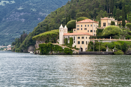 Ein grosses Haus direkt am Wasser, Italien
